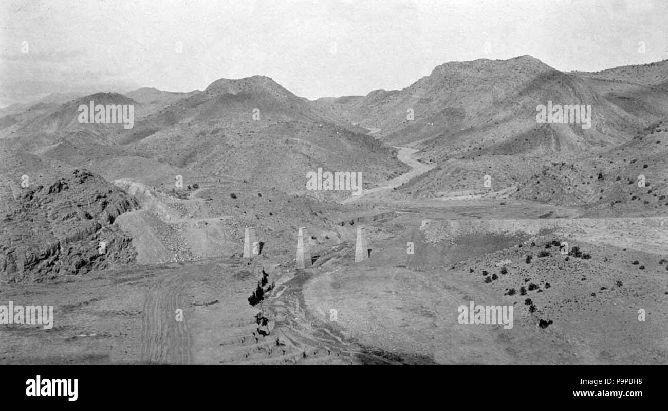 . Français : Construction d'Atchison, Topeka and Santa Fe Railway bridge à travers le Canyon Abo, Nouveau Mexique. Sand Canyon est en arrière-plan. circa 1905-1908 96 Canyon Abo (vers 1905-1908) Banque D'Images