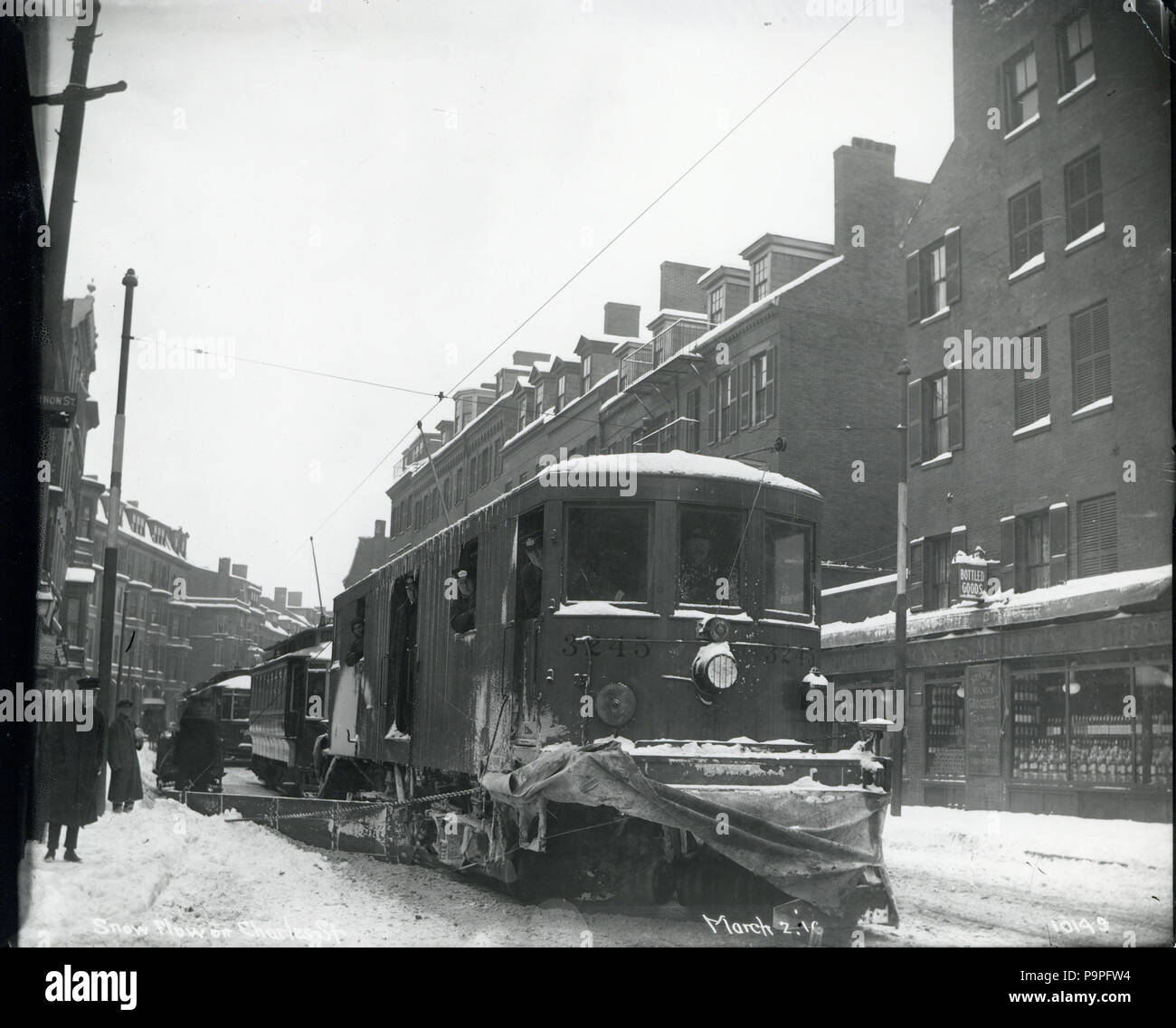 . Anglais : Boston en Viaduc neige # 3245 efface la ligne sur la rue Charles en mars 1916 . Prise le 2 mars 1916 198 3245 BERy sur la rue Charles à Mount Vernon Street, Mars 1916 Banque D'Images