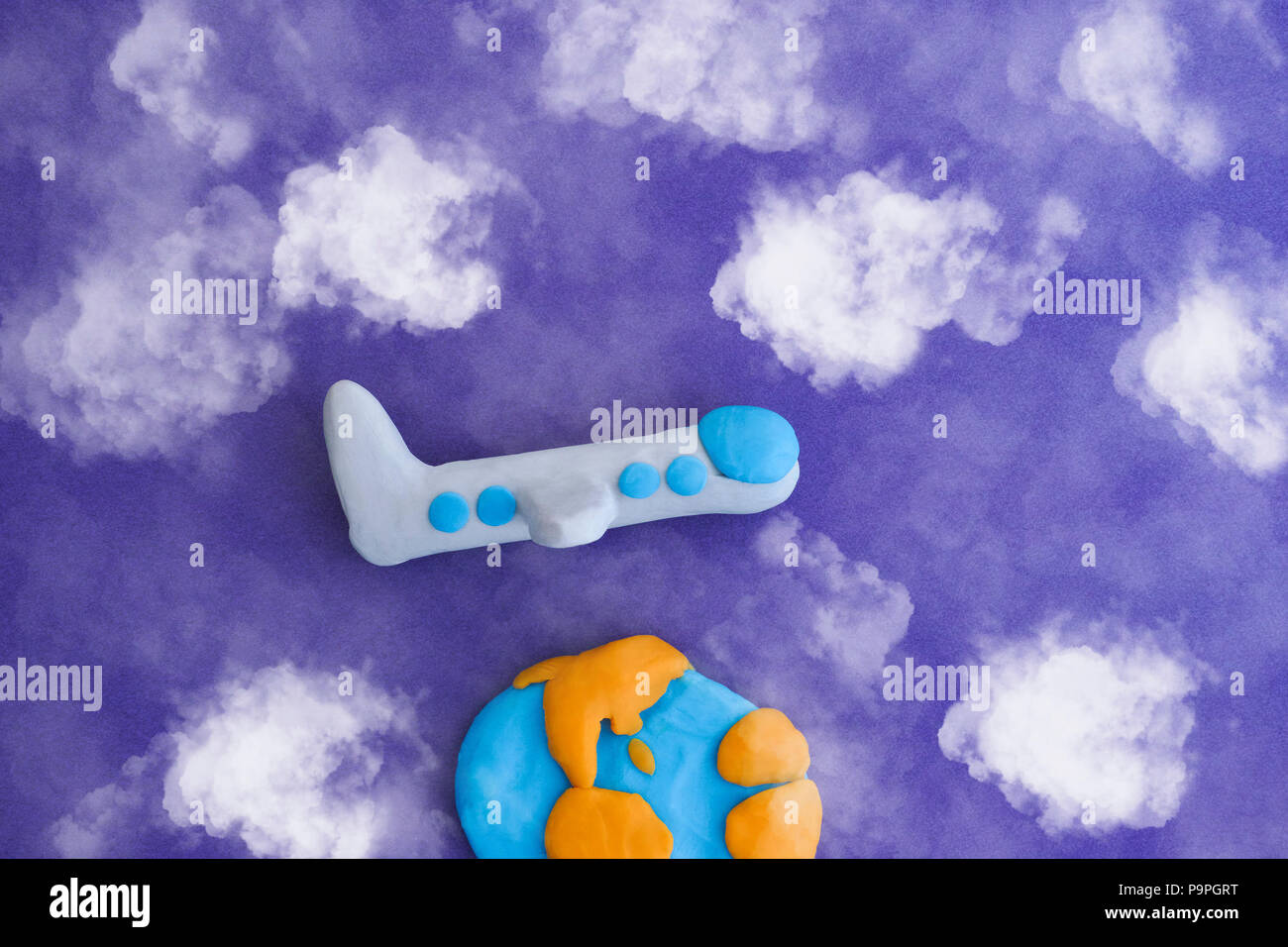 Vol d'un avion autour de la Terre. L'avion et la planète terre sont faits  de pâte à modeler l'argile (jouer Photo Stock - Alamy