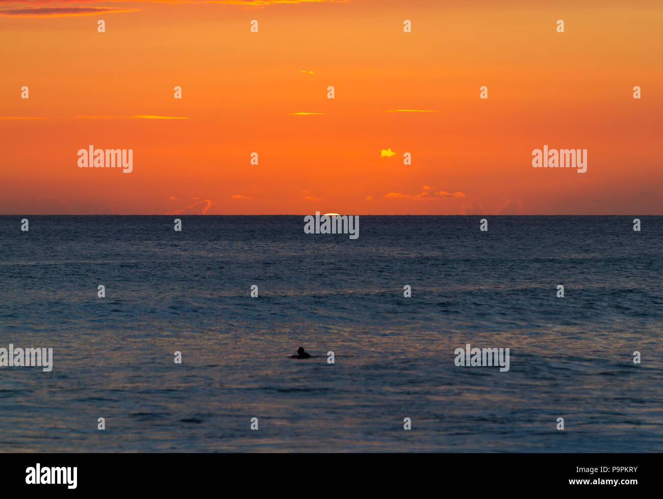 Un internaute de regarder le "Green Flash" à l'heure du coucher de soleil. Banque D'Images