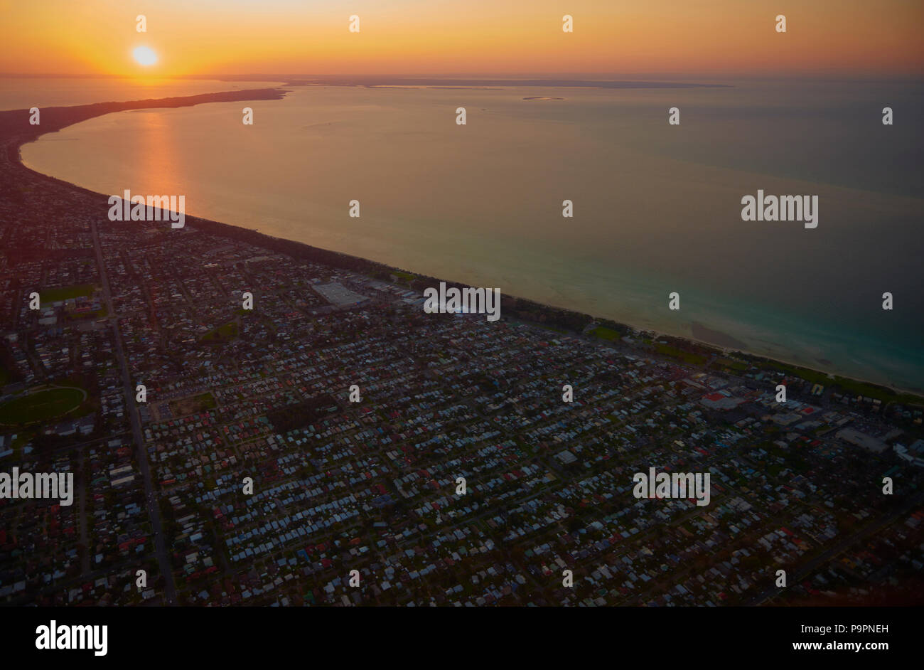 Vue aérienne de la Péninsule de Mornington côte au coucher. Banque D'Images