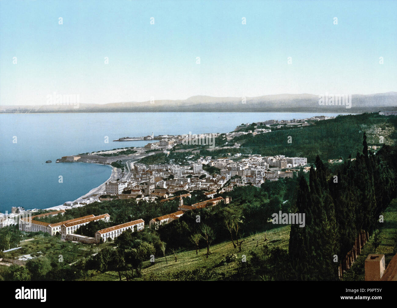 . Anglais : voir d'Alger de Notre Dame d'Afrique (Algérie, 1899). English : Vue d'Alger depuis Notre Dame d'Afrique (Algérie, 1899). Entre 1890 et 1905 114 1899 La baie d'Alger Banque D'Images