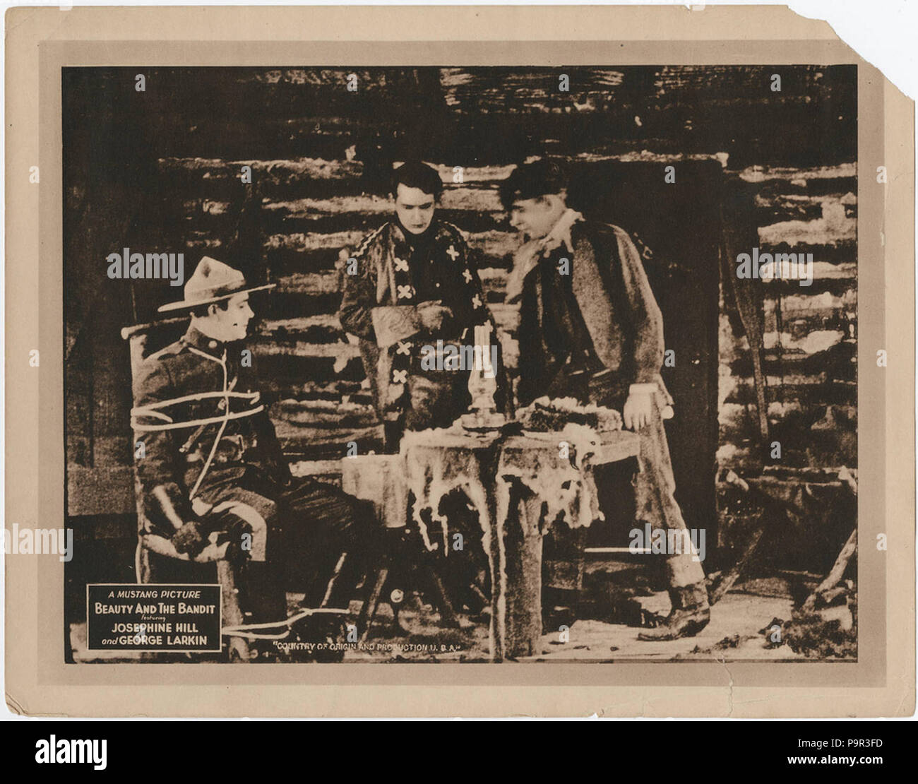 . Carte Hall pour la beauté du film et le Bandit (1925) avec Josephine Hill et George Larkin, ici montré la lecture d'un membre de la (les) Gendarmerie royale du Canada. Environ 28 x 35,5 cm. Une partie de l'ouest de films muets, 1912-1930 collection carte Hall. Citer Yale Collection of Western Americana, des livres rares et des manuscrits Beinecke Library, Yale University. Numéro de notice bibliographique 2019838. Voir notre notice Lien permanent. 1921 (original upload 2009-11-25 11:49) 191 La beauté et le Bandit - 1921 Carte Hall Banque D'Images