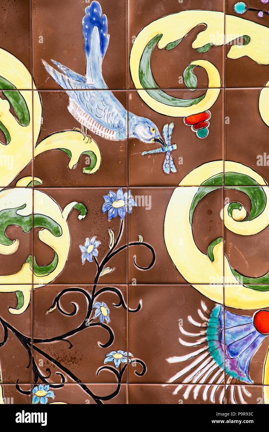 Détail des azulejos, carreaux, et d'oiseau libre, cuckoo et libellule, fleurs, Palácio Valenças, Sintra, Portugal Banque D'Images