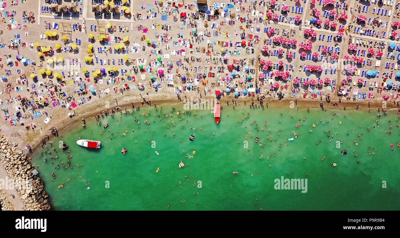 Vue aérienne de vol de drone à la foule des gens en Roumanie à la mer Noire Banque D'Images