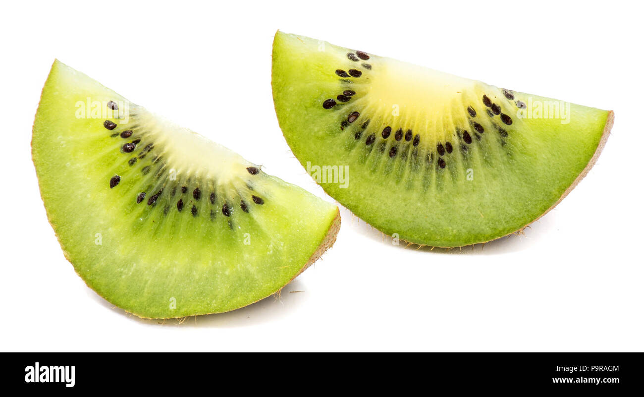 Deux tranches de kiwi (Chinese gooseberry) isolé sur fond blanc Banque D'Images