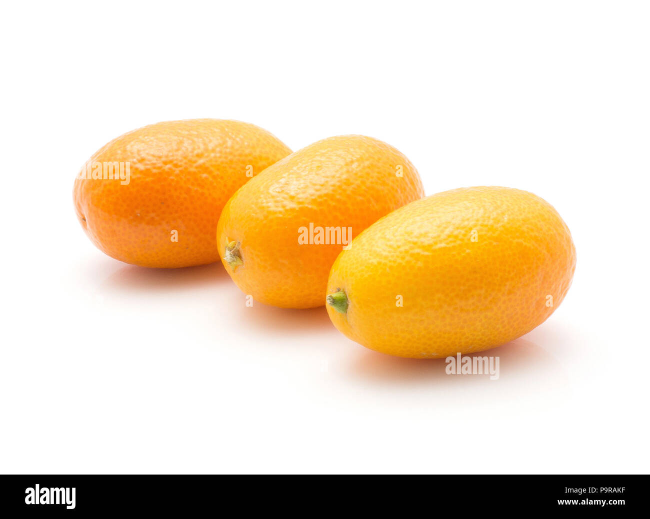 Kumquat isolé sur fond blanc trois mûr en ligne Banque D'Images