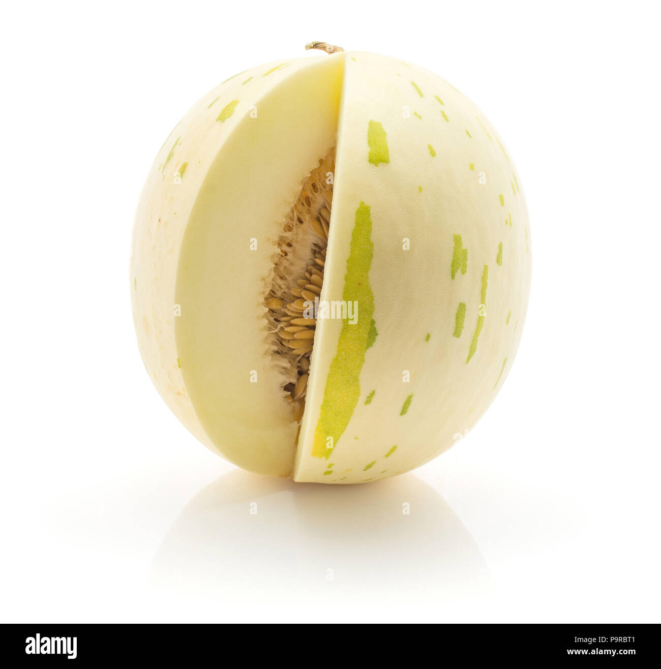 Des tranches de melon Piel de Sapo (miellat), isolé sur fond blanc l'une coupe avec des graines Banque D'Images