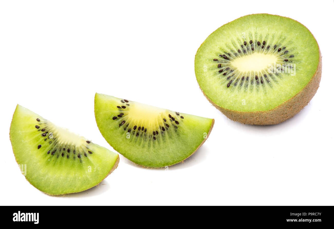Deux tranches de kiwi (Chinese gooseberry) et une moitié isolé sur fond blanc Banque D'Images
