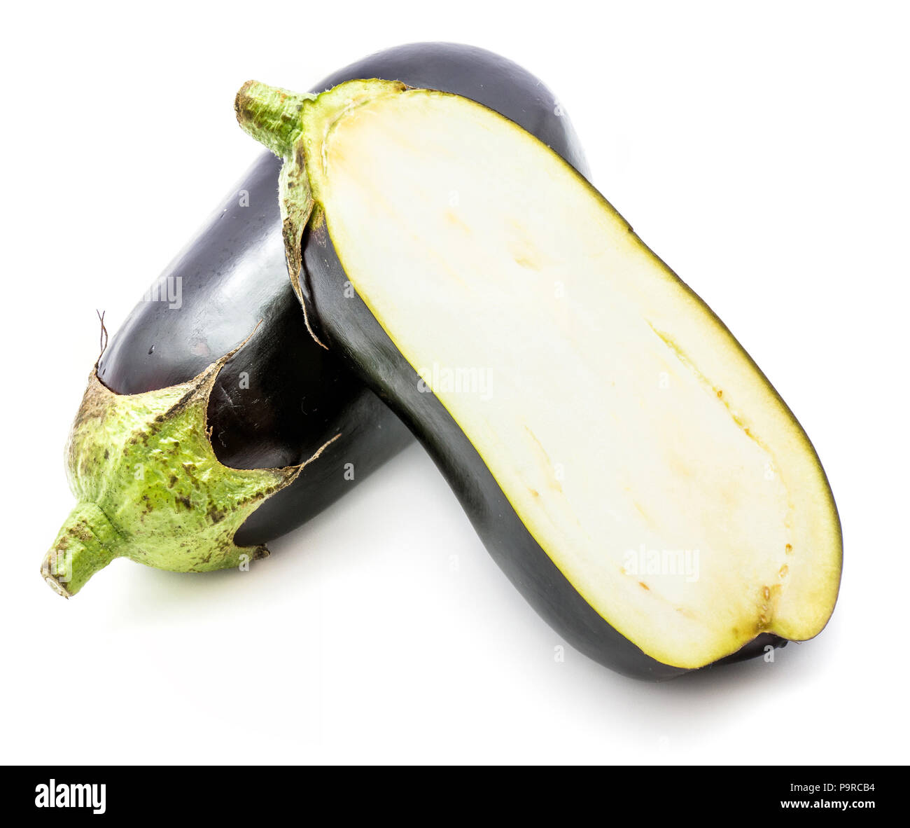L'un ensemble et la moitié de l'Aubergine (aubergine), section longitudinale, isolé sur fond blanc Banque D'Images