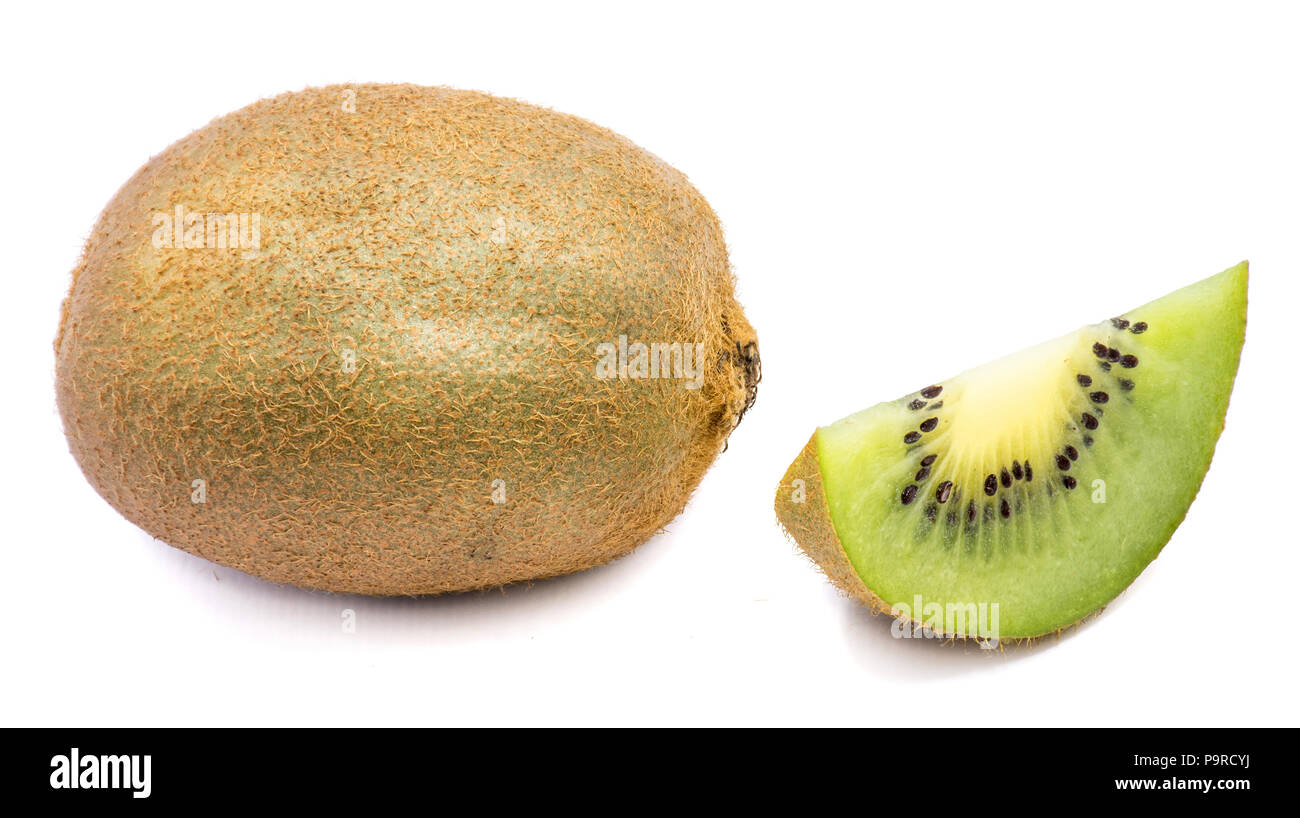 Un ensemble de kiwis (groseille chinois) et une tranche isolé sur fond blanc Banque D'Images