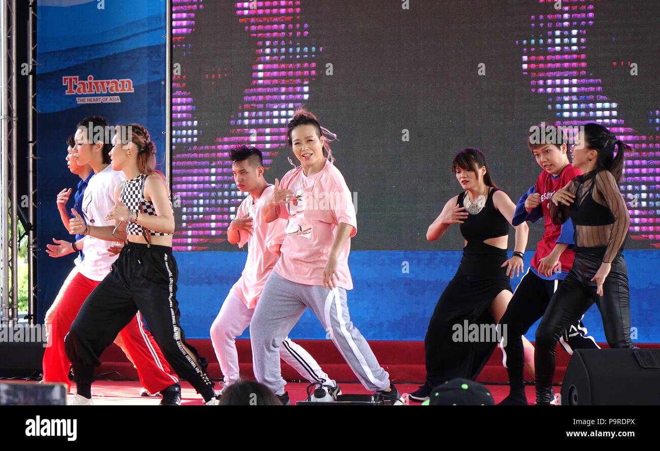 KAOHSIUNG, TAIWAN -- 30 juin 2018 : jeunes effectuer une danse hip-hop à l'ouverture de la Love River Festival, un événement en plein air gratuite, publique. Banque D'Images