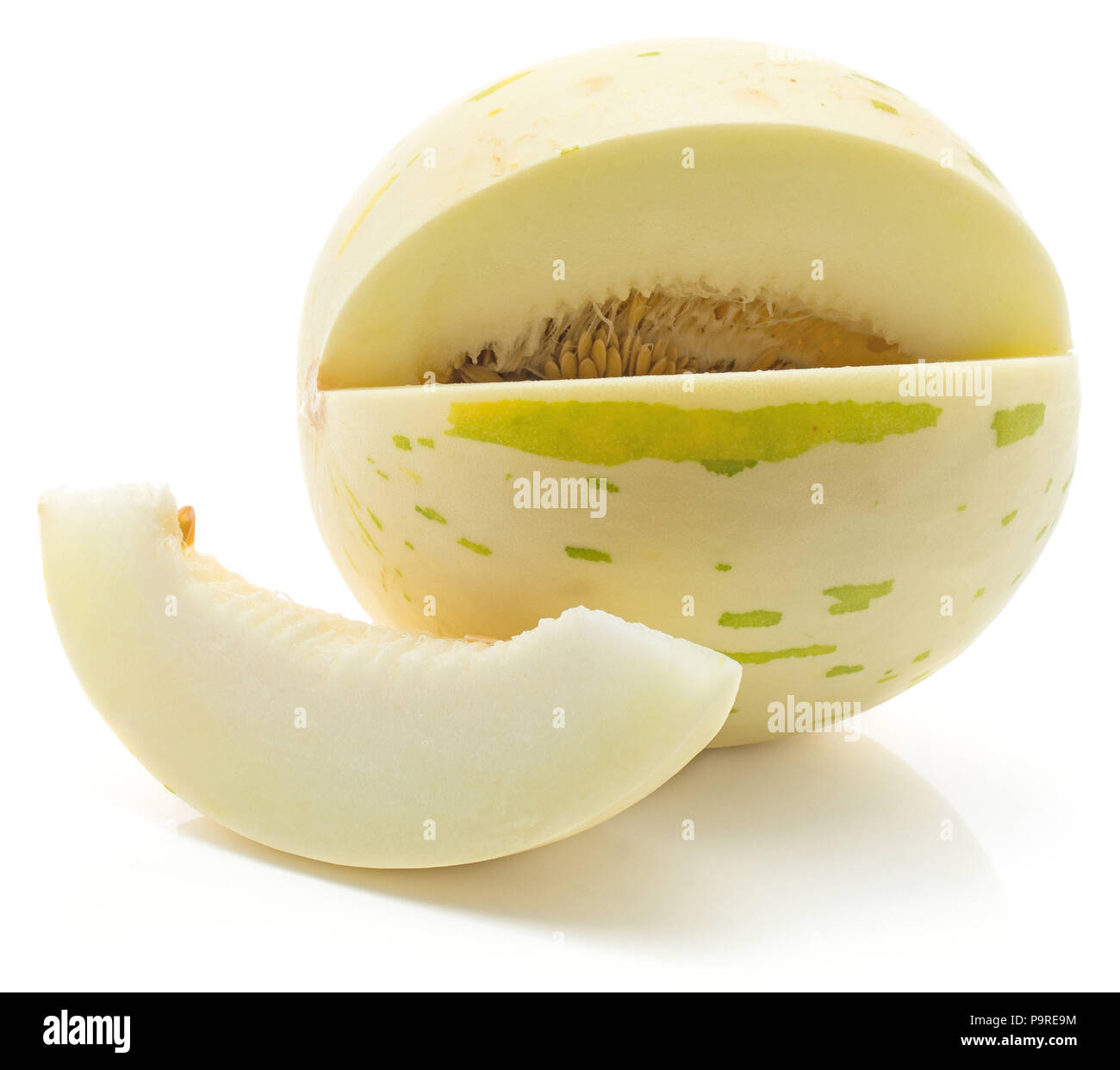 Des tranches de melon Piel de Sapo (miellat), isolé sur fond blanc l'un en coupe d'une tranche Banque D'Images