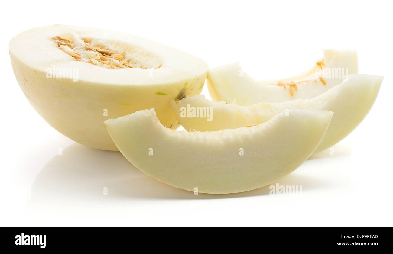 Des tranches de melon Piel de Sapo (miellat), isolé sur fond blanc une moitié avec trois tranches Banque D'Images