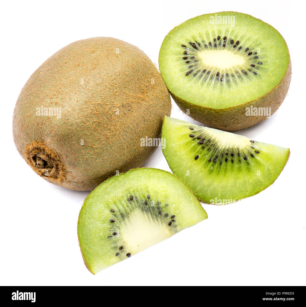 Tranches de kiwis (groseille chinois), un ensemble de la moitié, et deux coupes, isolé sur fond blanc Banque D'Images