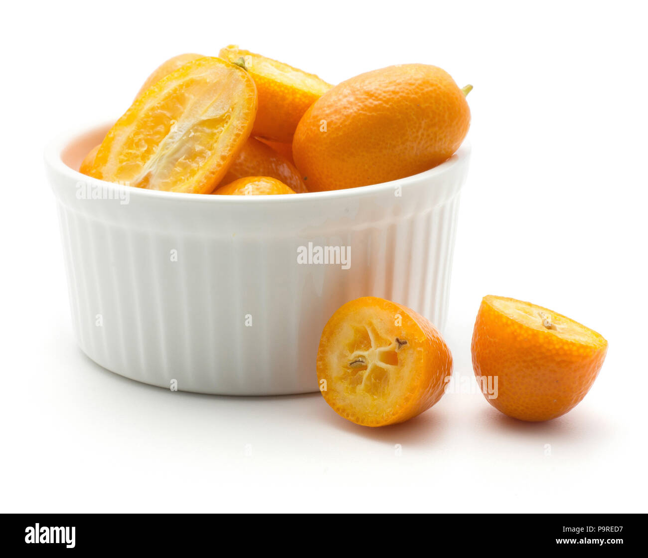 Kumquat dans une forme de porcelaine isolé sur fond blanc Banque D'Images