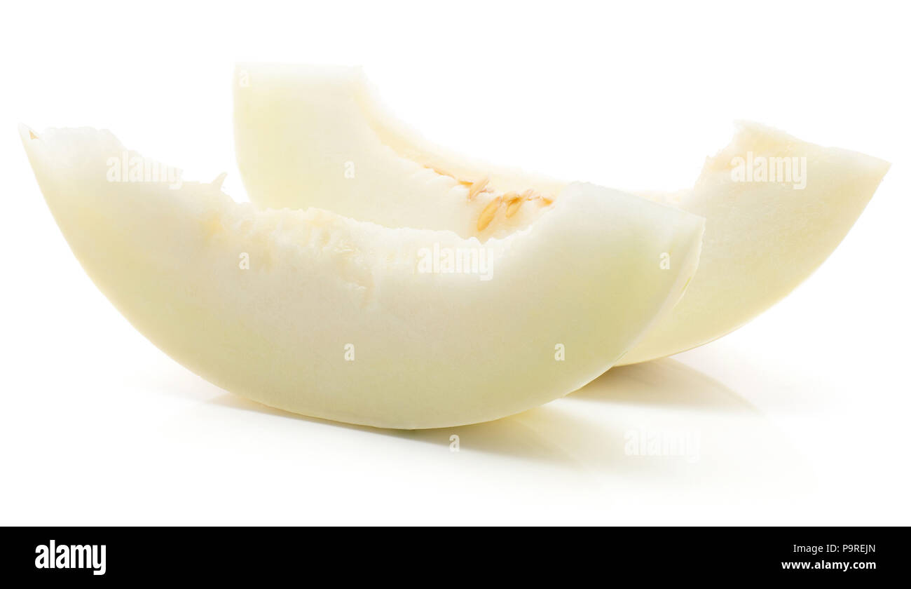 Deux (melon Piel de Sapo, de miellat) coupes isolé sur fond blanc Banque D'Images