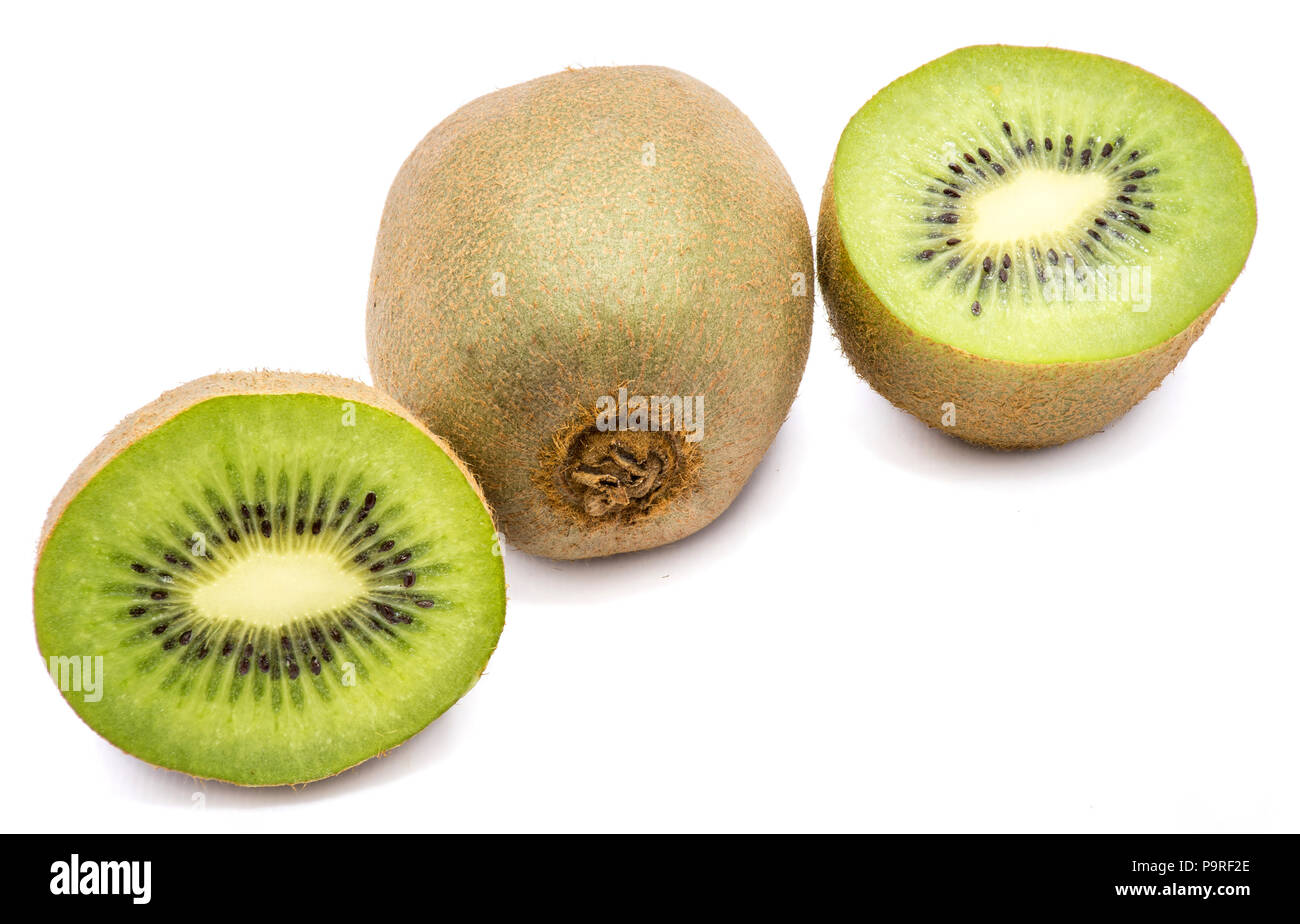 Un ensemble de kiwis (Chinese gooseberry) et deux moitiés isolé sur fond blanc Banque D'Images