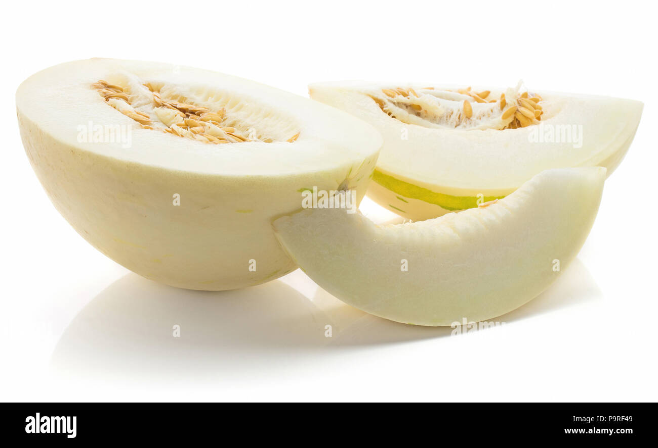 Des tranches de melon Piel de Sapo (miellat), isolé sur fond blanc deux moitiés séparées et une coupe avec seeds Banque D'Images