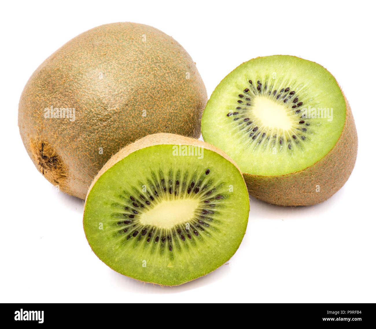 Un ensemble de kiwis (Chinese gooseberry) et deux moitiés isolé sur fond blanc Banque D'Images