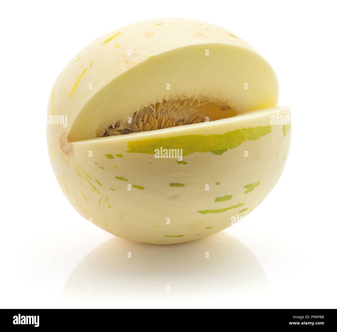 Des tranches de melon Piel de Sapo (miellat), isolé sur fond blanc l'un ouvert Banque D'Images