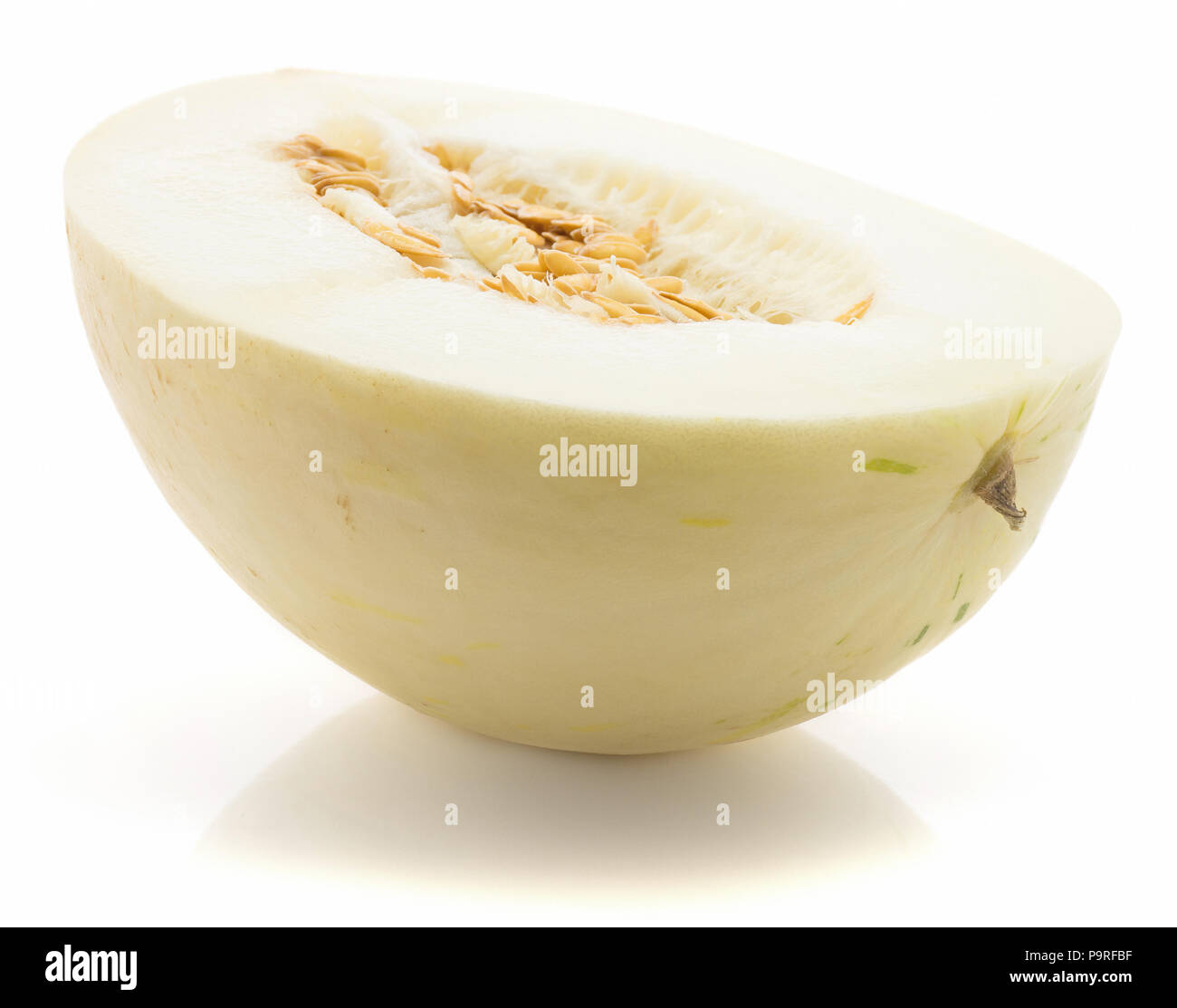 Un demi melon Piel de Sapo (miellat), avec des graines isolé sur fond blanc coupe transversale Banque D'Images