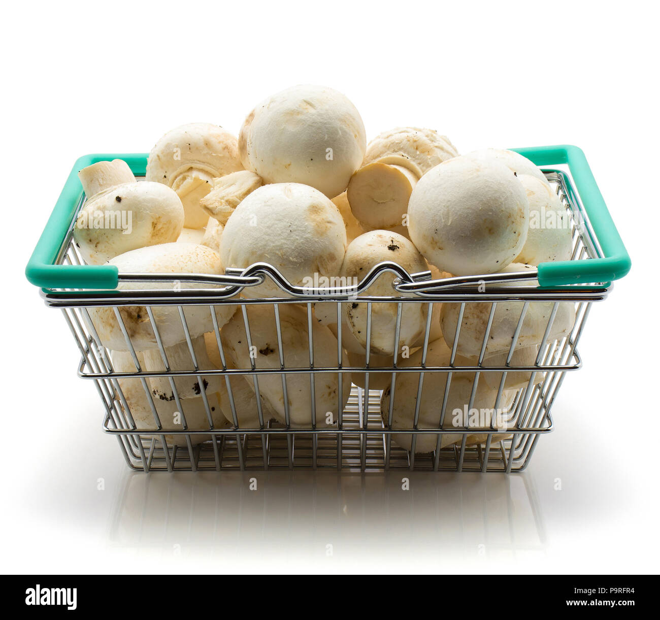 Champignons dans un panier d'isolé sur fond blanc matières Banque D'Images
