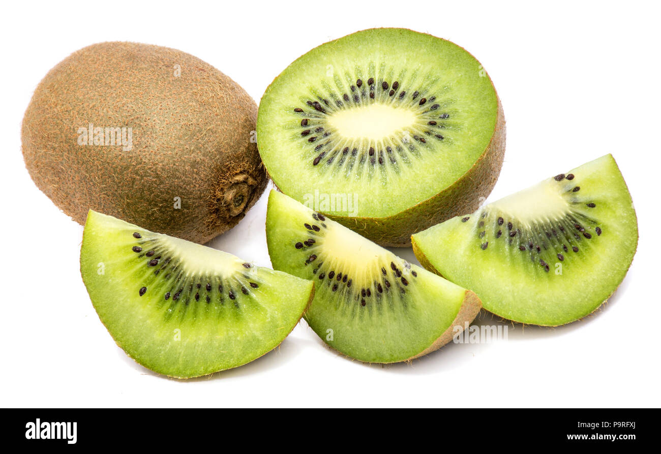 Un ensemble de kiwis (groseille chinois), une moitié et deux tranches isolé sur fond blanc Banque D'Images