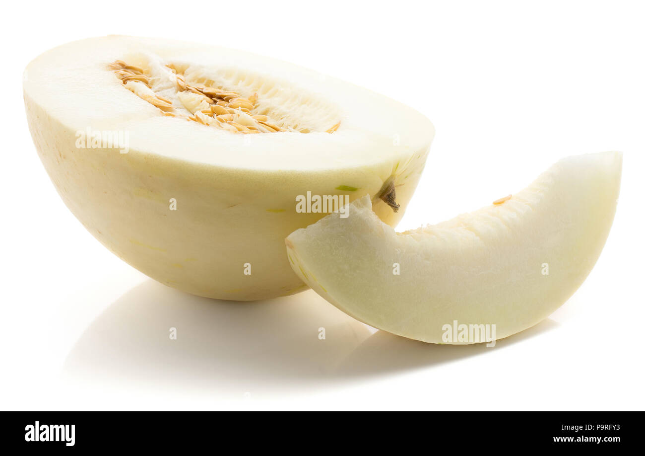 Un demi melon Piel de Sapo (miellat), avec une tranche séparés isolé sur fond blanc Banque D'Images