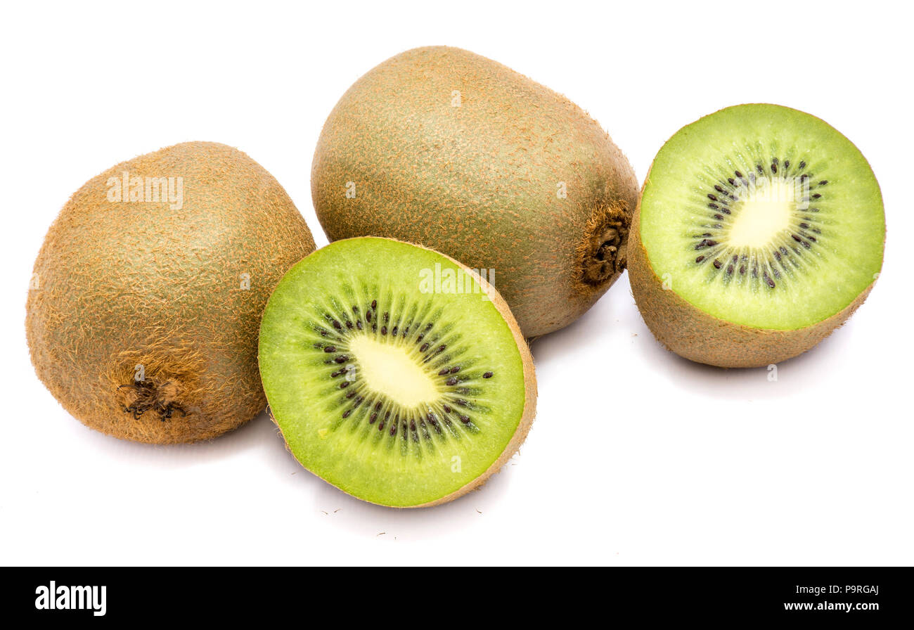 Ensemble de deux kiwis (Chinese gooseberry) et deux moitiés isolé sur fond blanc Banque D'Images