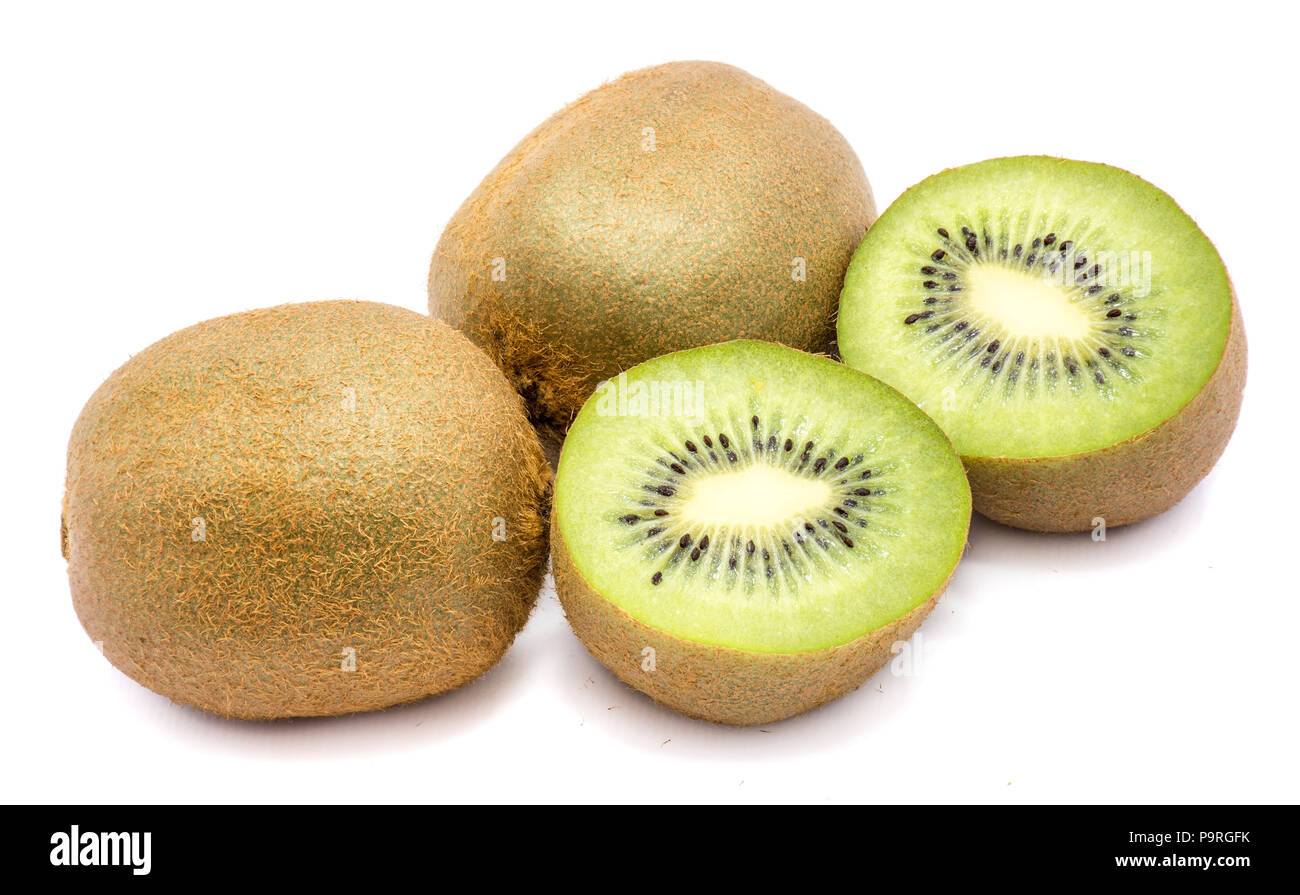 Ensemble de deux kiwis (Chinese gooseberry) et deux moitiés isolé sur fond blanc Banque D'Images