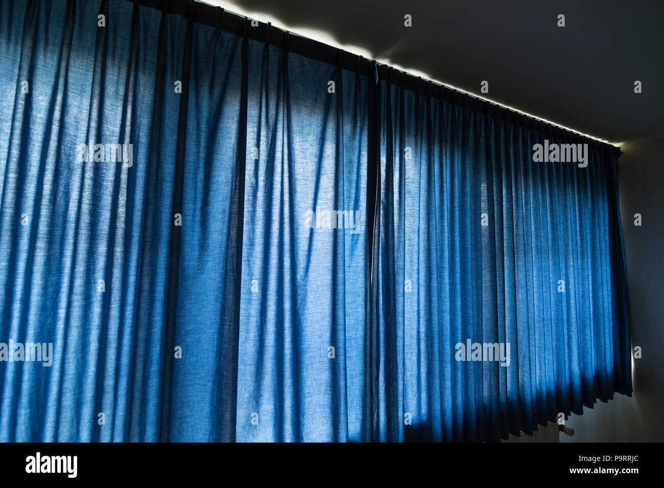 Fenêtre avec des rideaux bleu fermé Banque D'Images