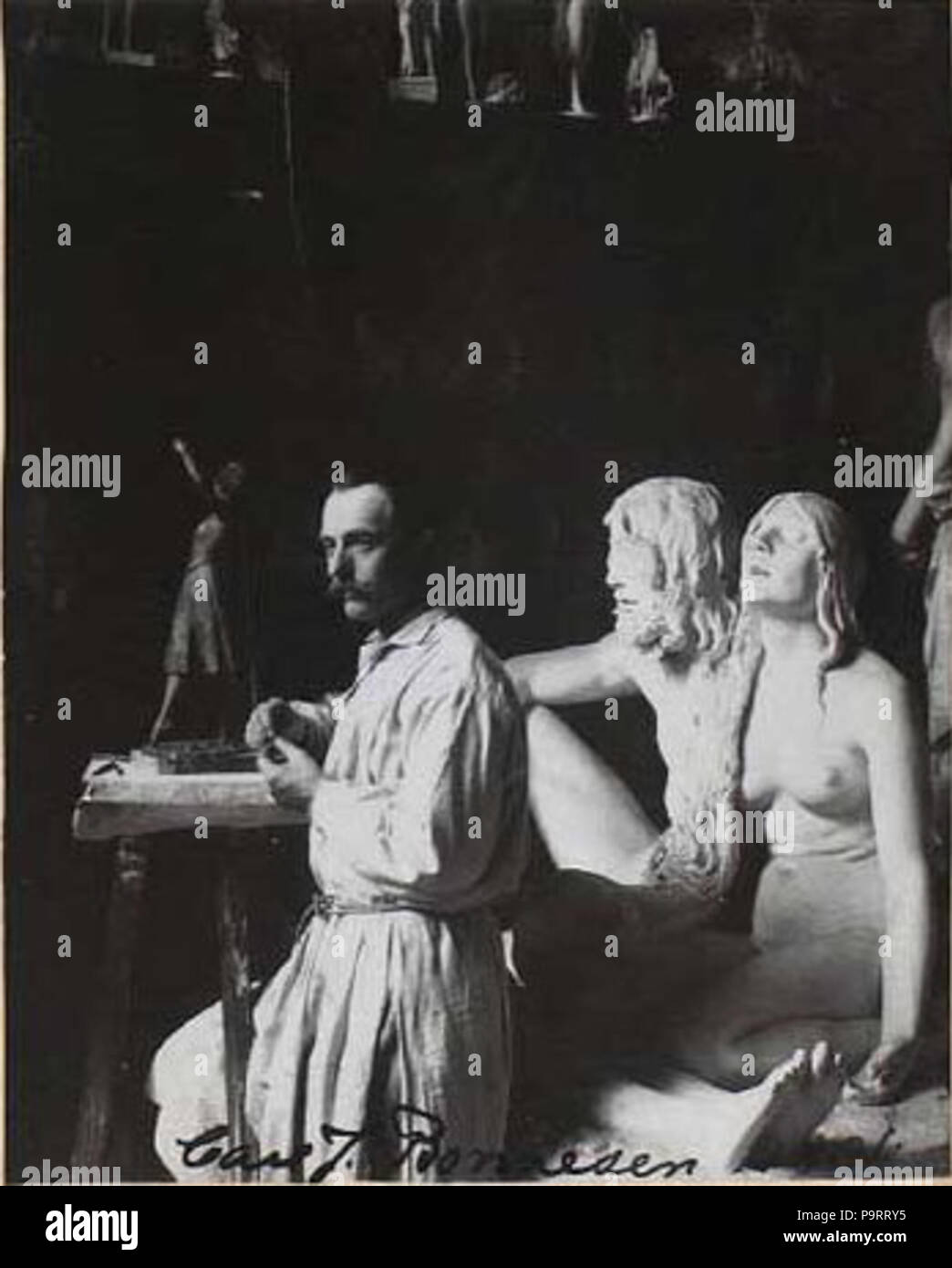 . Anglais : Carl J. Bonnesen photographié dans son studio ; vu dans l'arrière-plan est le modèle pour la statue de groupe 'Adam og Eva ved Abel lig' (1902) pour lequel il a reçu le Prix Eibeschütz. Elle a été acquise par le Danish National Gallery Museum for Kunst og placeret j'anlaegget foran museet. Dansk : Carl Bonnesen fotograferet atelier je suis assis, je baggrunden ses modellen pour gruppen statuen "Adam og Eva ved Abel lig" (1902), pour modtog hvilken Eibeschütz Praemie han'. Den overtaget af, Statens Museum for Kunst og er placeret j'anlaegget foran museet. vers 1902 281 Carl Bonnesen au travail Banque D'Images