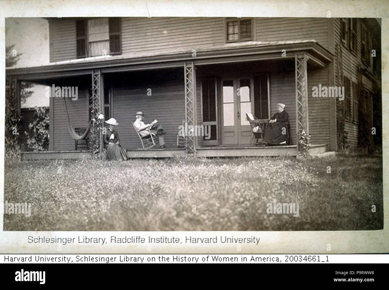 . Anglais : une photo du Dr Charles E., Elizabeth C., et Mary Lee Ware assis sur le porche d'une maison . Entre 1880 et 1890 300 Charles, Elizabeth et Mary Lee Ware assis sur le porche d'une maison Banque D'Images