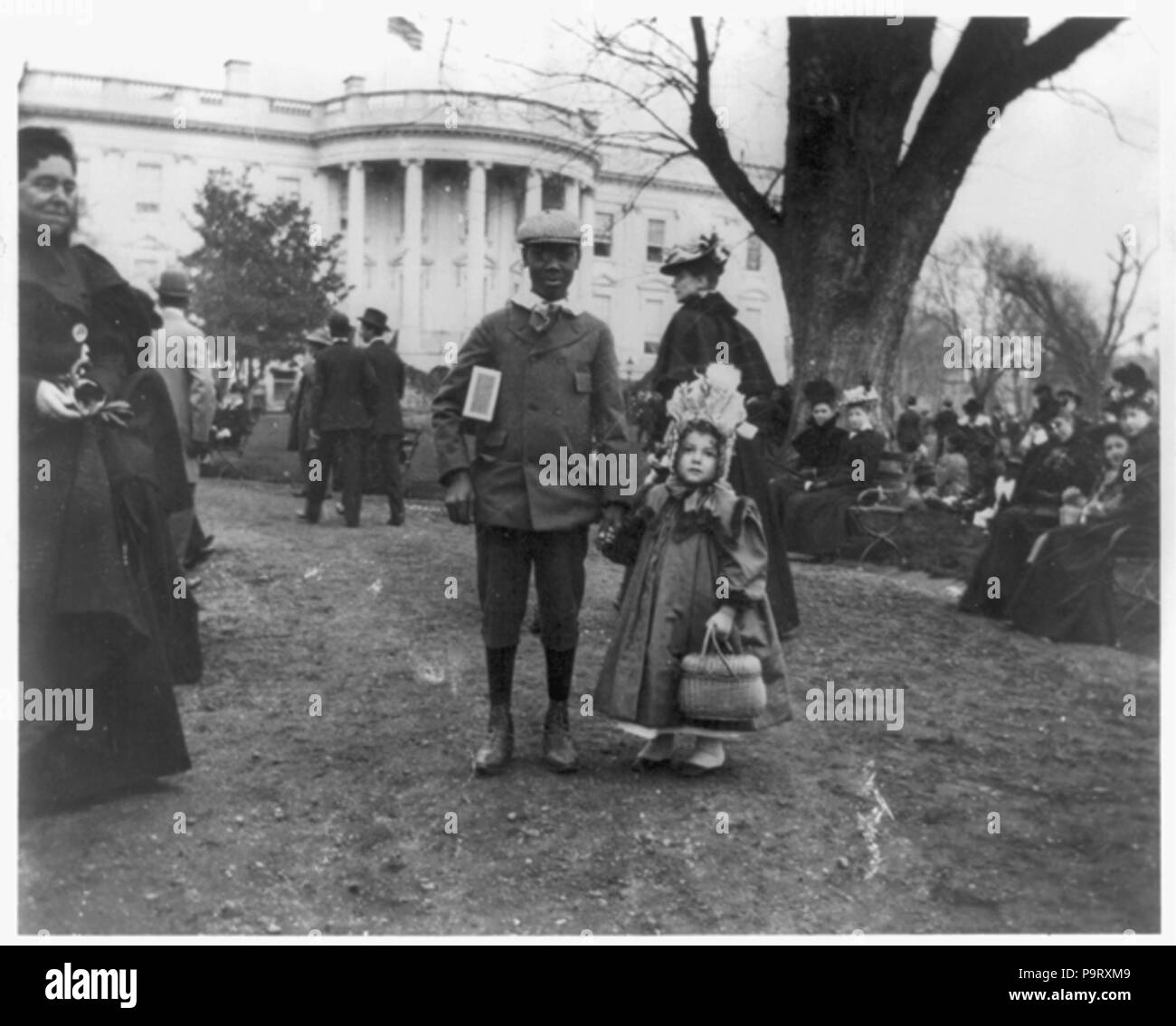 305 enfants se tenant la main sur la pelouse de la Maison Blanche (1898) Aux Œufs de Pâques Banque D'Images
