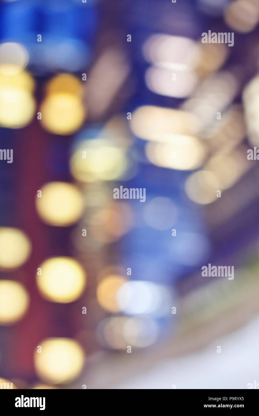 Les lumières de la ville floues de nuit, urban abstract background. Banque D'Images