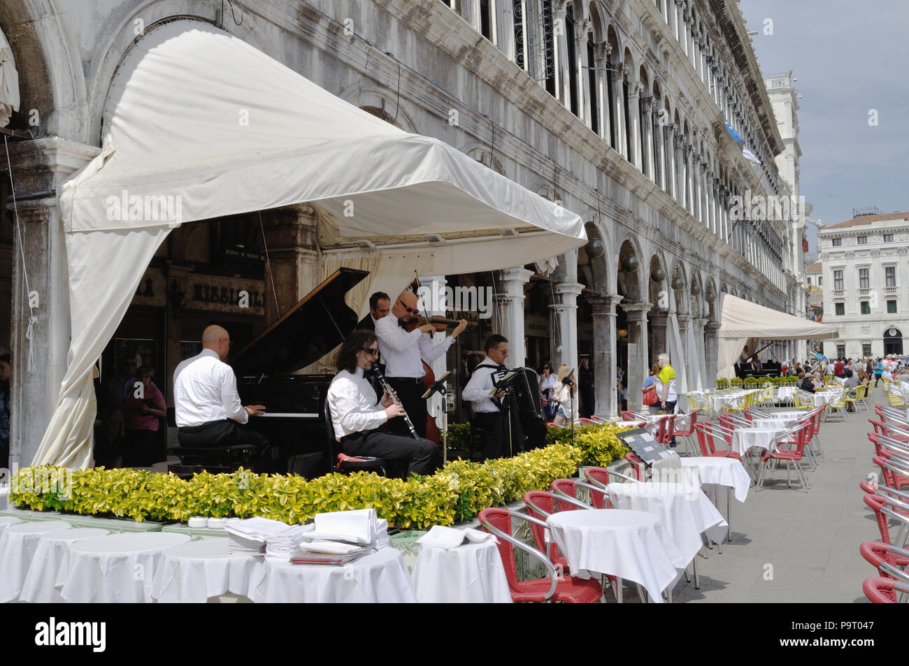 Groupe jouant à l'extérieur Grand café Quadri dans la place Saint Marc, Venise Banque D'Images