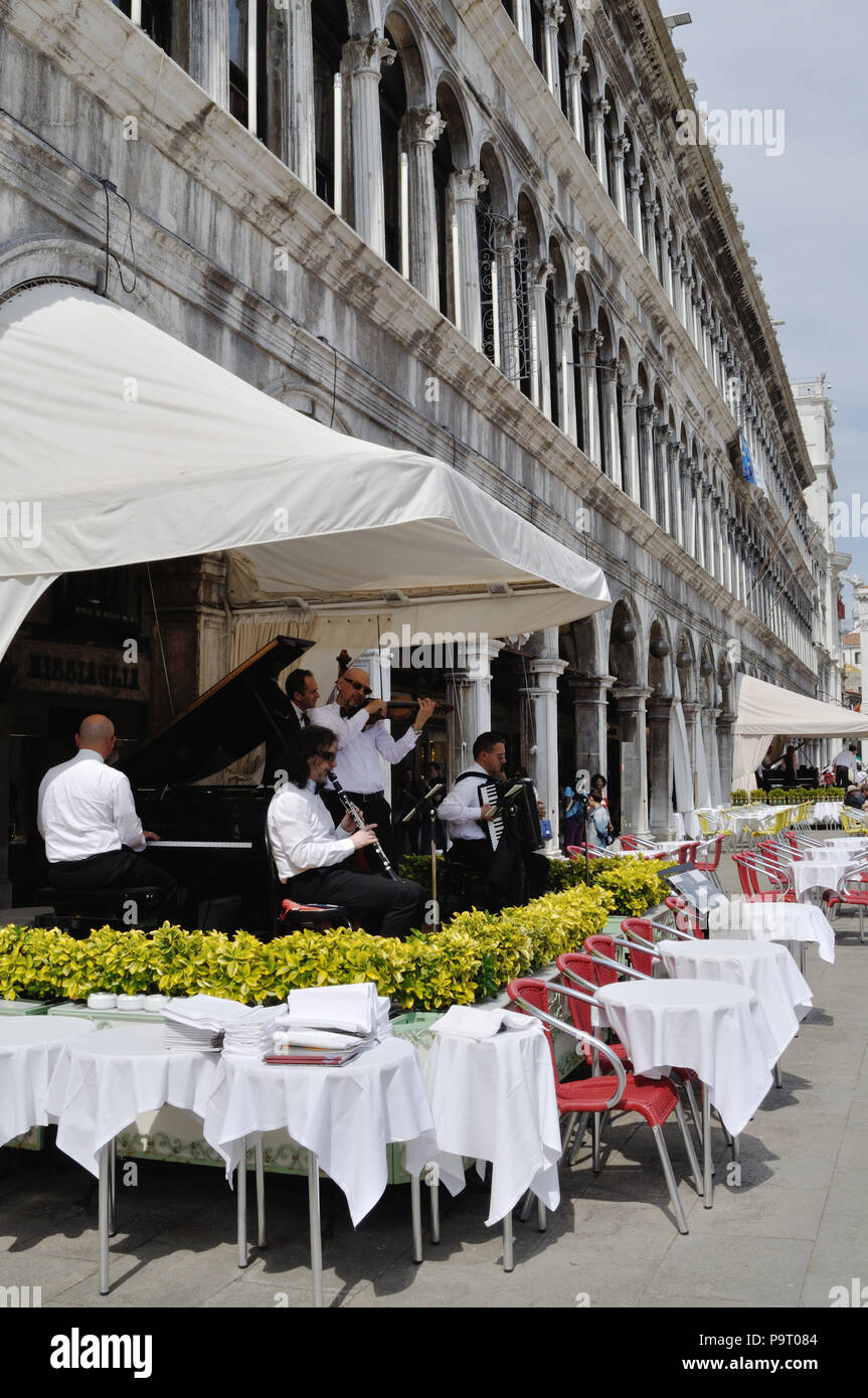 Groupe jouant à l'extérieur Grand café Quadri dans la place Saint Marc, Venise Banque D'Images