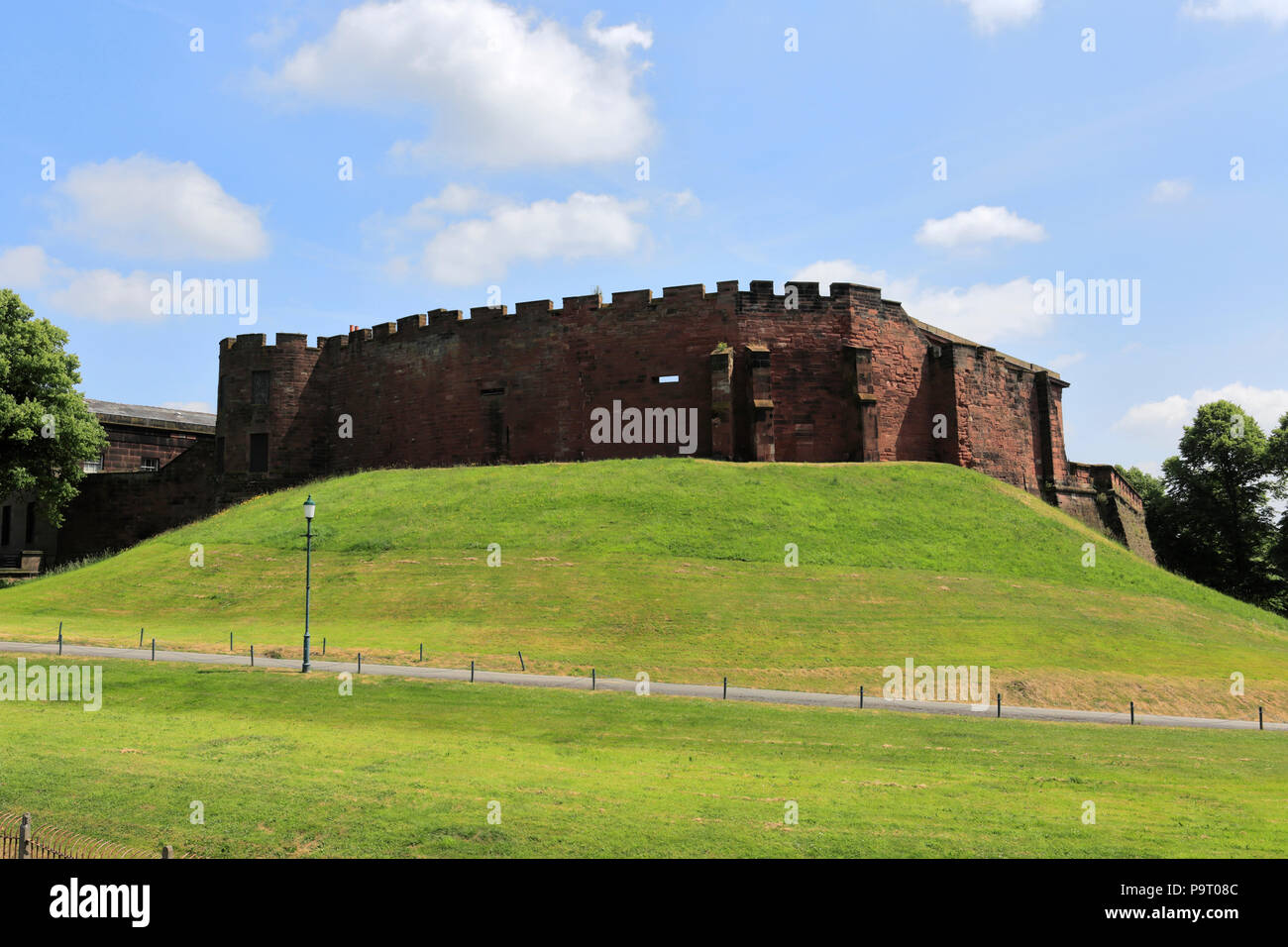 Vue d'été du château de Chester, Chester, Cheshire, Angleterre Ville Banque D'Images