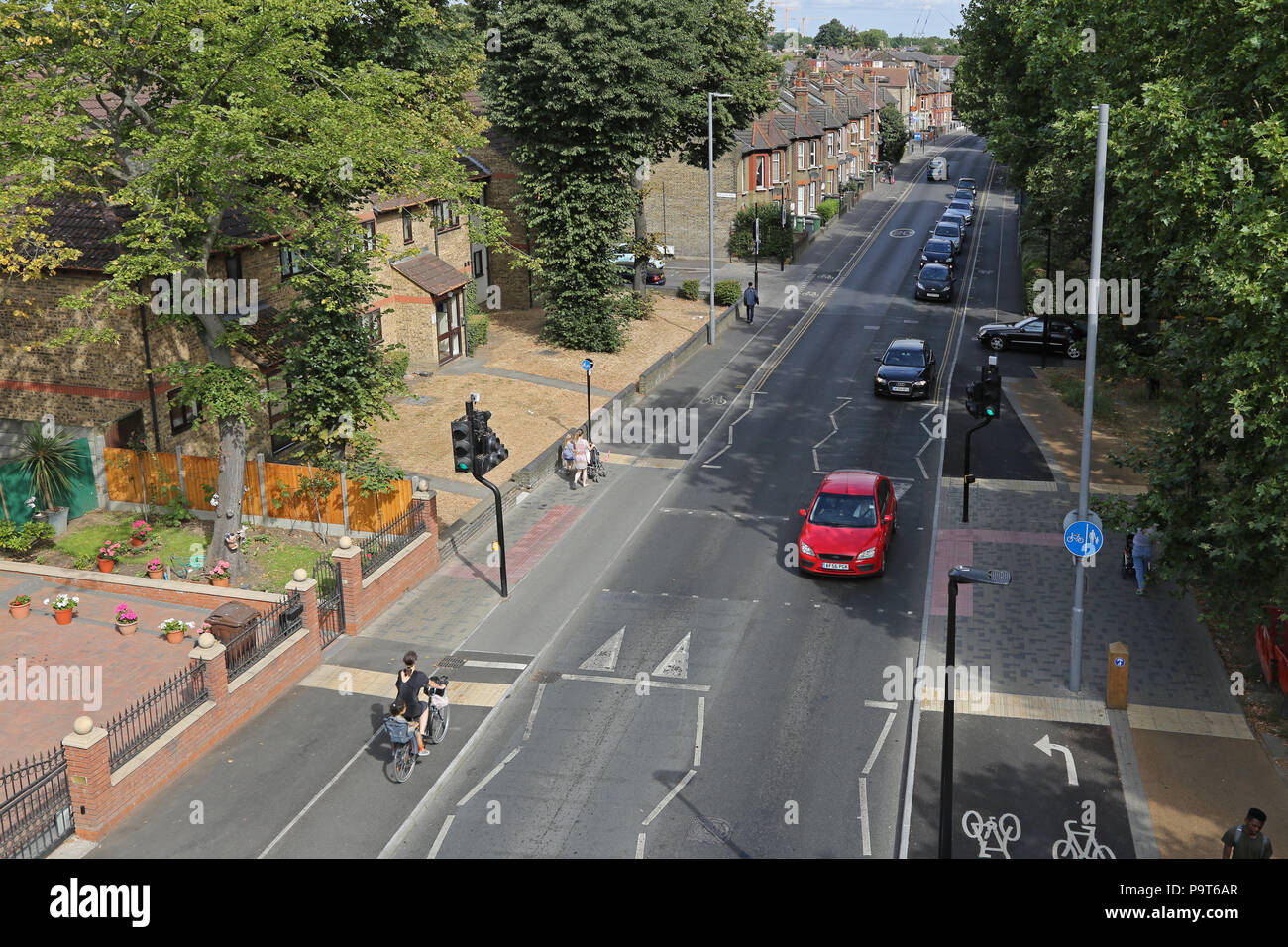 Vue de haut niveau de Markhouse Road, Londres E17. Une longue route urbaine, nouvellement rénové à inclure des pistes cyclables séparées et jonctions pour les piétons. Banque D'Images