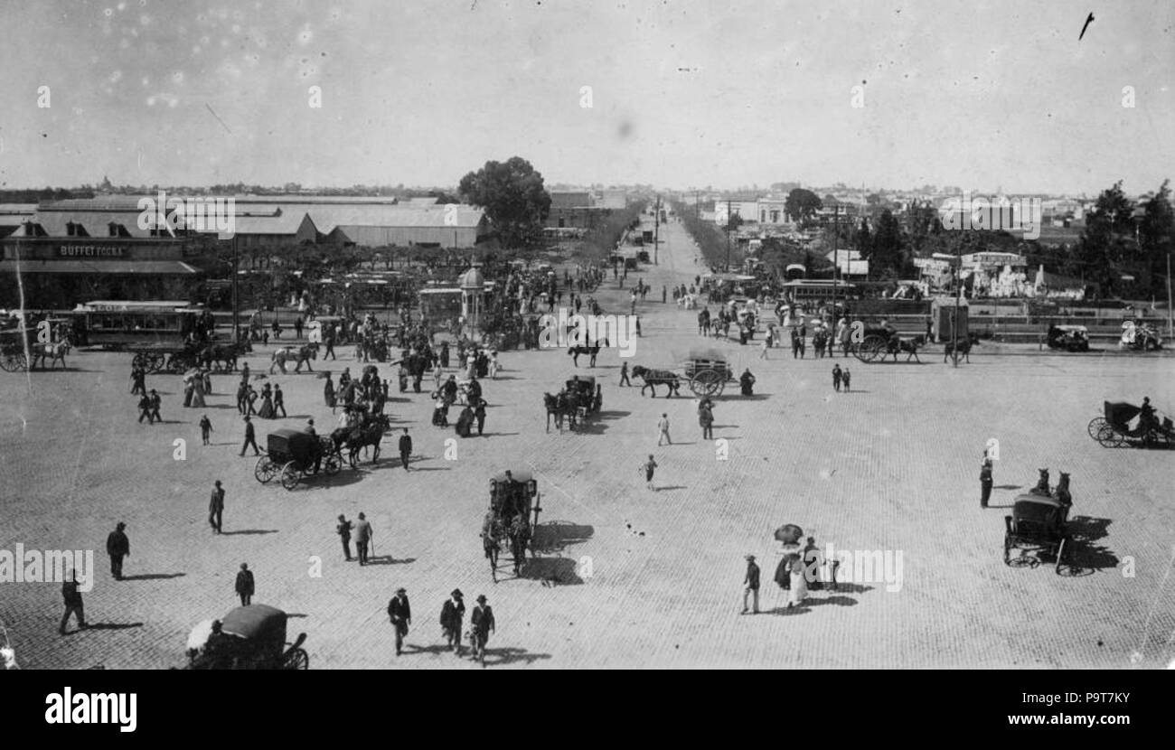 . Anglais : Ancienne gare de Chacarita de Buenos Aires Central Railway (à gauche) sur l'Avenue Federico Lacroze, vu de l'entrée principale du cimetière de Chacarita. À droite, l'Avenue Corrientes. Buenos Aires, Argentine. Español : Estación Chacarita del Ferrocarril Central de Buenos Aires (a la izquierda) sobre la Av. Federico Lacroze, vista desde la entrada al Cementerio principal de la Chacarita. A la derecha, la Av. Corrientes. vers 1910 295 1910 ca Chacarita (AGN) Banque D'Images