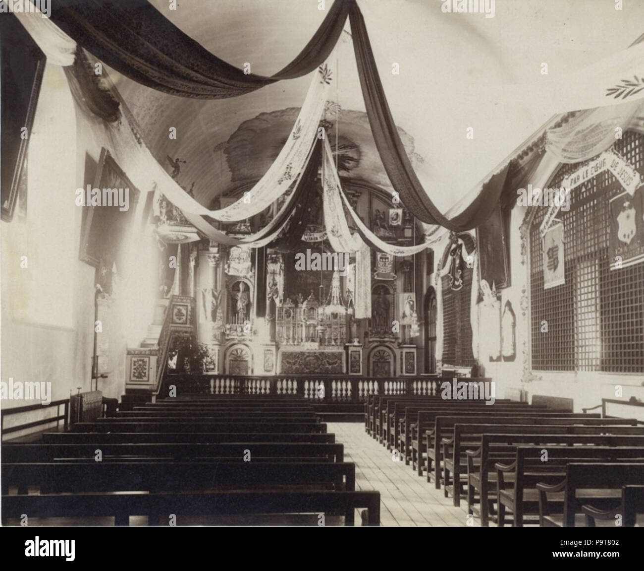 . Anglais : Photographie, intérieur de la chapelle des Ursulines, Québec, QC, vers 1890, les sels d'argent sur papier monté sur carton - phototypie - 17,5 x 22 cm English : Photographie, intérieur de la chapelle originale des Ursulines, Québec, QC, vers 1890, les sels d'argent sur papier monté sur carton - papier albuminé - 17,5 x 22 cm . vers 1890 296 Chapelle Saint-yves Québec 1890 Banque D'Images