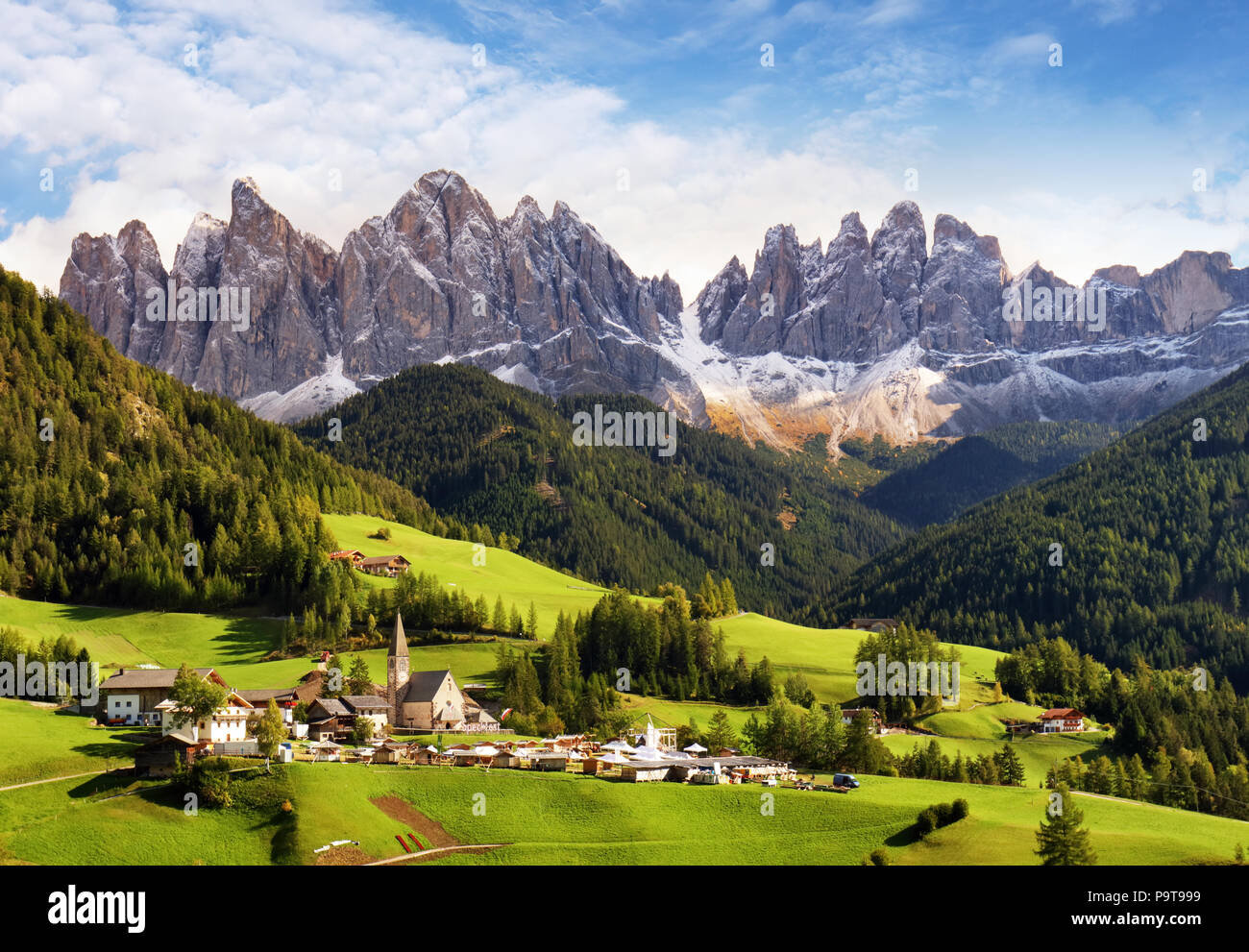 Val di Funes, Trentin-Haut-Adige, Italie. La grande couleurs automnales brille sous le soleil tardif avec Odle sur le contexte et le village de Santa Magdalena Banque D'Images