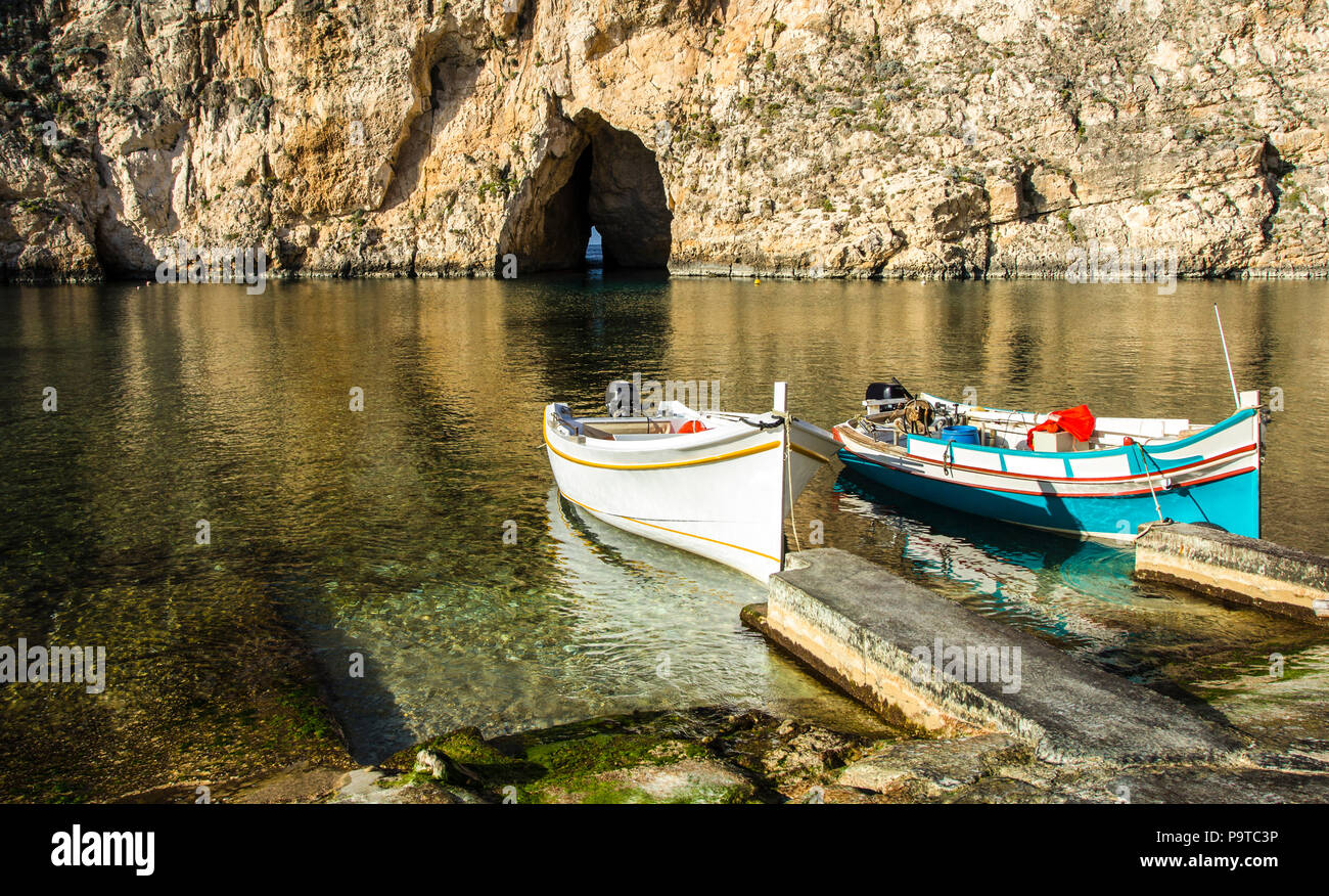 Les bateaux de pêche traditionnels à la mer intérieure de Gozo Banque D'Images