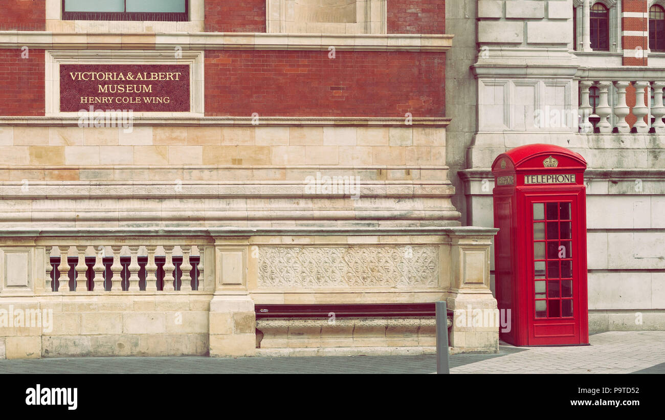 Victoria and Albert Museum, cabine téléphonique - Londres, Royaume-Uni Banque D'Images