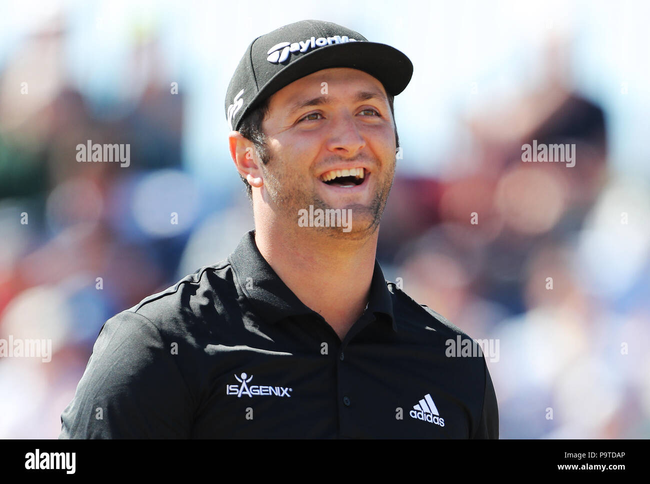 L'Espagne Jon Rahm réagit après son coup de départ à partir de la 3ème (sur le livre vert au cours de la première journée de l'Open Championship 2018 à Carnoustie Golf Links, Angus. Banque D'Images