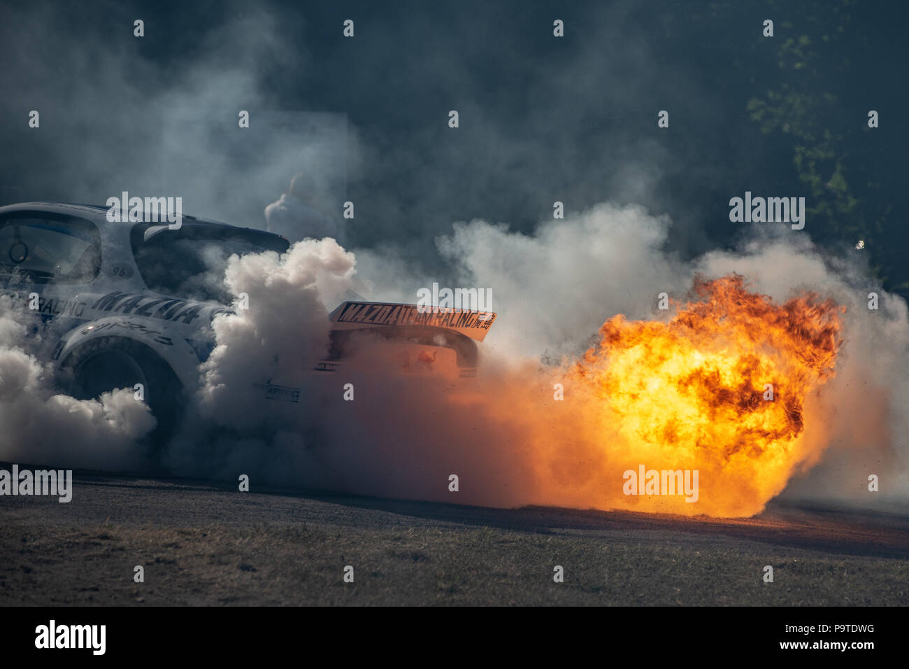 Red Bull Racing drift Mazda voiture conduite par Mad Mike Whiddett rouets et crachant des flammes à l'échappement à Goodwood Festival of Speed 2018 Banque D'Images