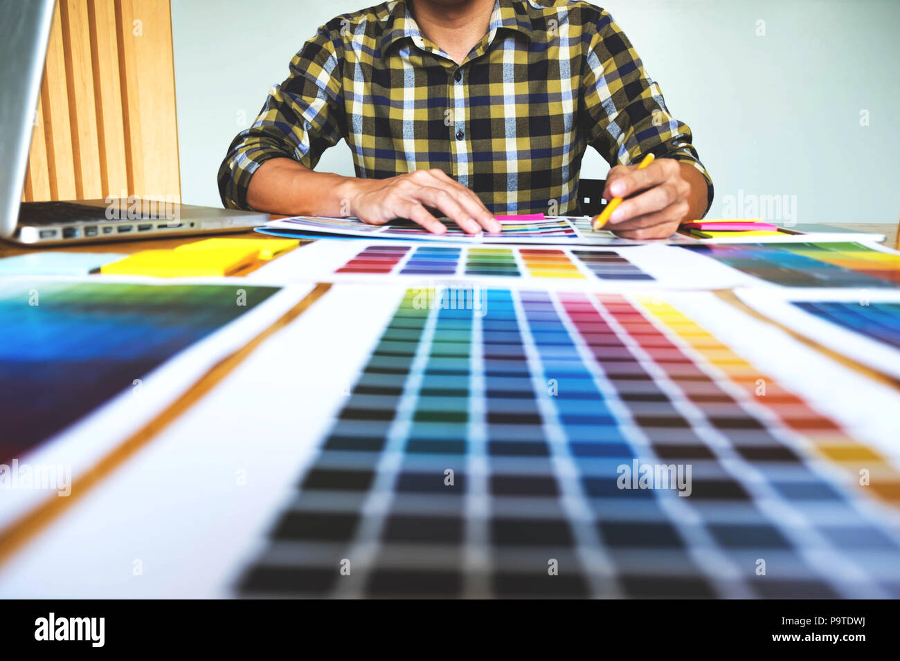 Les concepteurs graphiques choisir des couleurs dans les bandes de couleur d'échantillons pour la créativité graphique Designer design .concept de travail . Banque D'Images