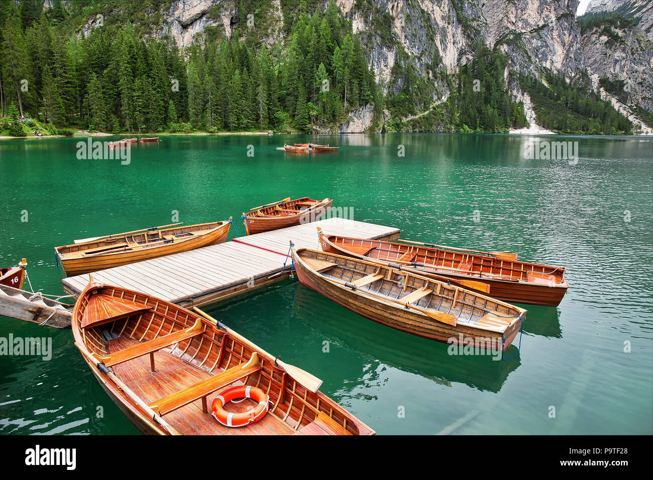 Les bateaux vides dans le lac Braies, populaire destination touristique dans Dolomites, Italie Banque D'Images