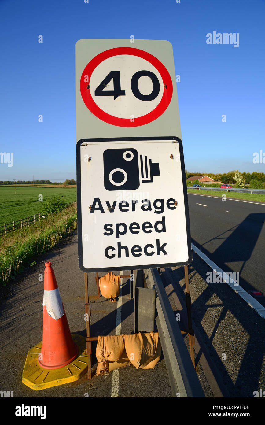 Panneau d'avertissement de passage des camions de 40mph et limite d'avertissement de radars à york yorkshire Royaume-Uni travaux routiers Banque D'Images